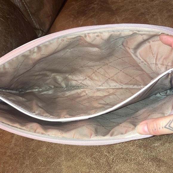 Michael Kors Blush and Cream Laptop Case - Picture 3 of 9